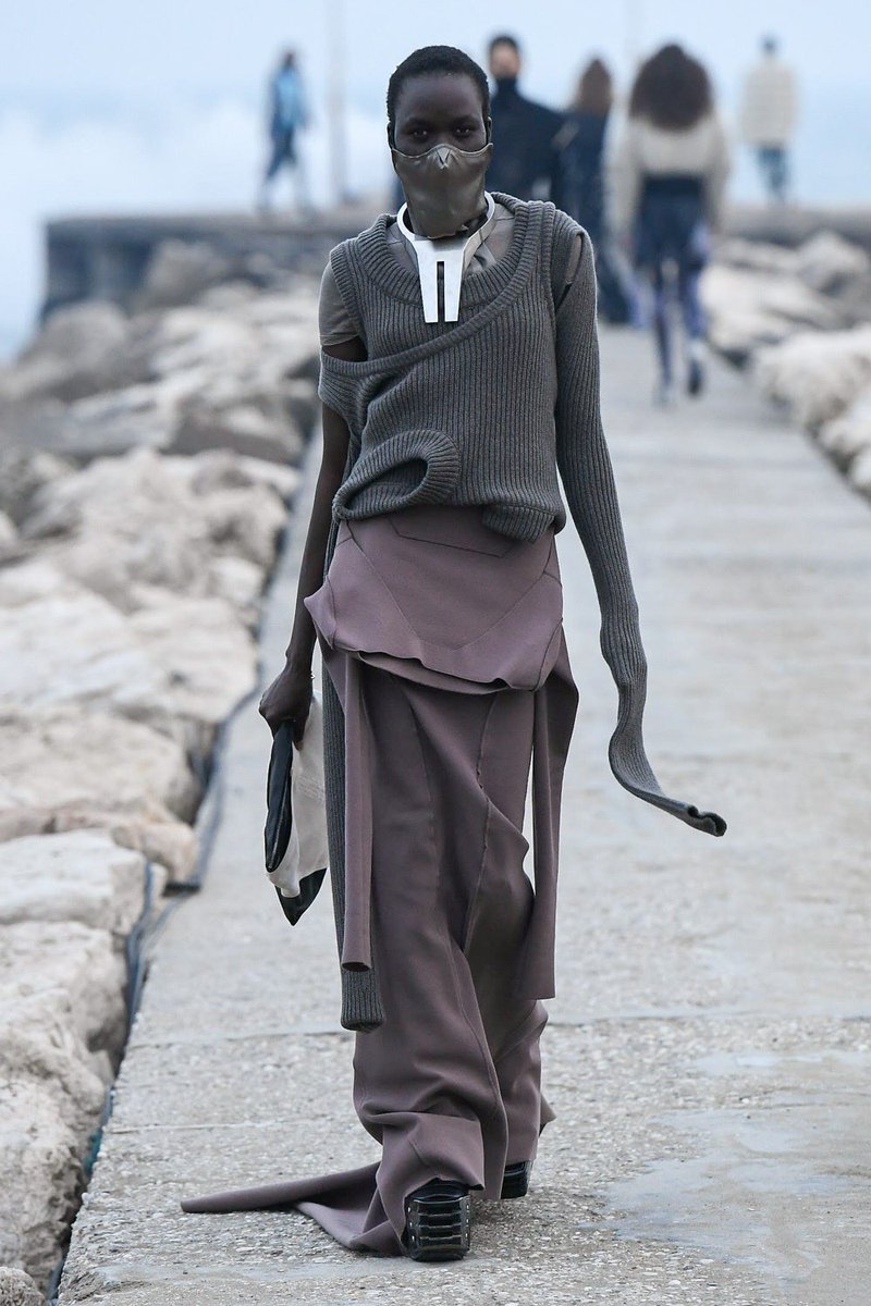 pussymargiela's tweet photo. RICK OWENS FALL 2021 https://t.co/FboOtEjTnz