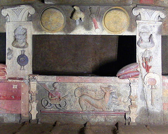 _Ulixes's tweet photo. Tombe des Reliefs -#Etrusque- (Cerveteri, Italie).
IVème siècle av J.-C.
Tout autour sont disposées des niches funéraires pour la famille. -Admirons Cerbère (2)-
Sur les piliers, on retrouve des objets militaires, du quotidien, ainsi que la représentation d'animaux familiers. https://t.co/sxRB2JNWxz