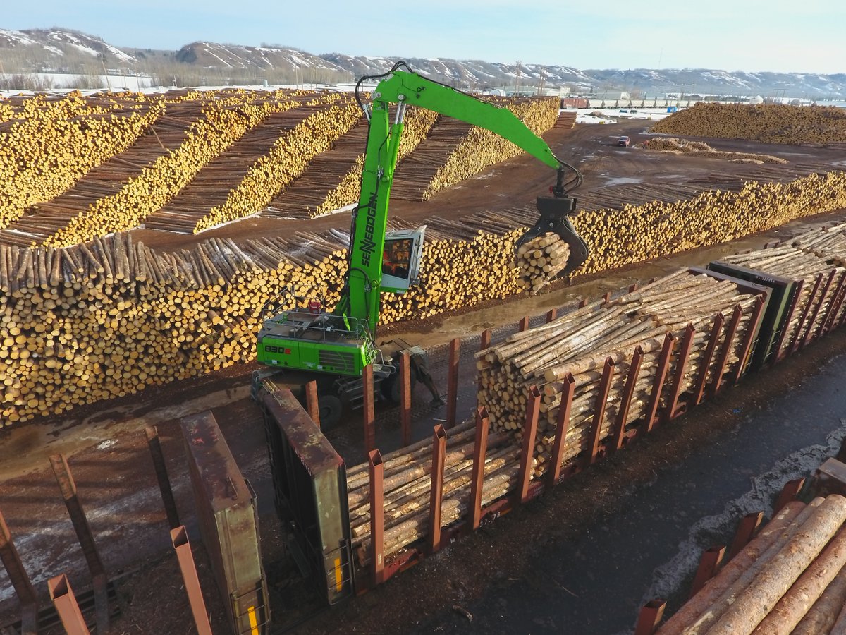 CFIMag's tweet image. Sennebogen log handler helps BC transload facility run smoothly: woodbusiness.ca/sennebogen-log… @SENNEBOGEN_mk #loghandling #forestry