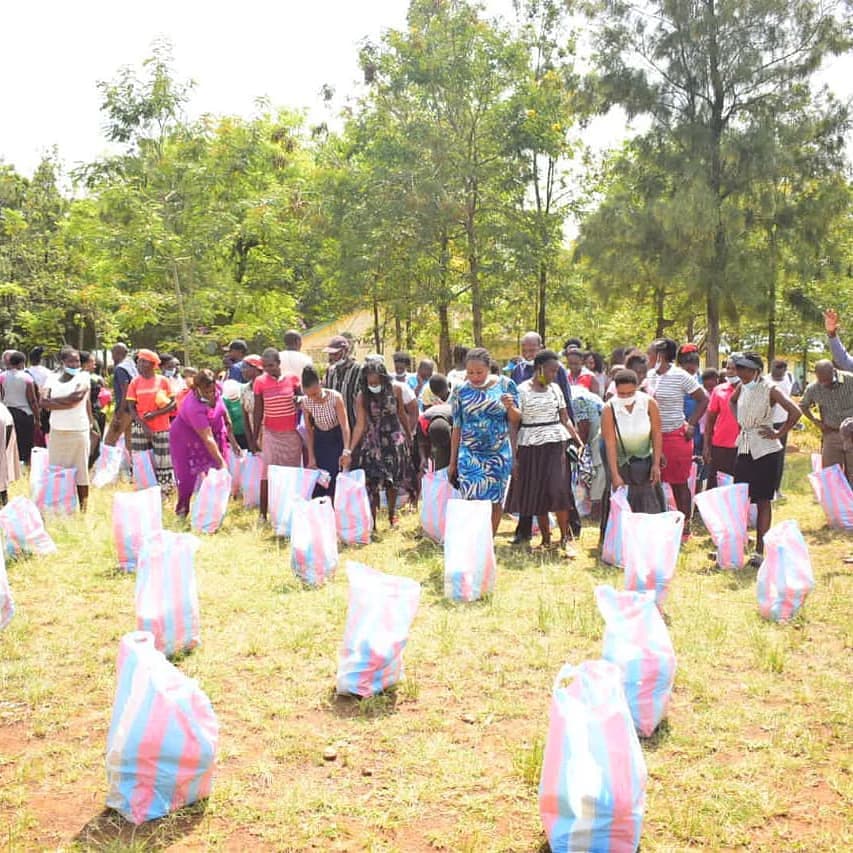 Today i met 197 business women from Market Milimani Ward. My resolve to support small scale traders with a seed capital in form of wheat floor and cooking oil is in line with my objective to  enhance their chapati and beans, mandazis and samosas businesses.
#Oron5Fresh