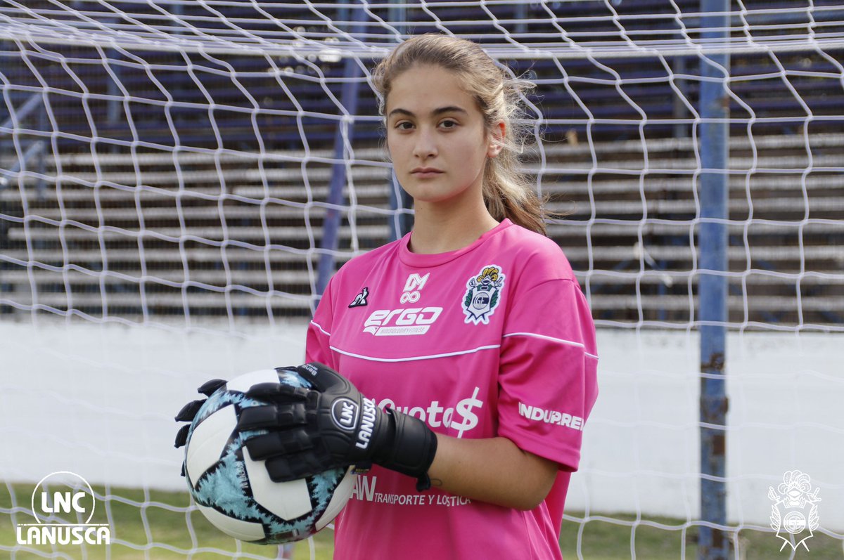 FemeninoCGE's tweet photo. 🐺🔝 El fútbol femenino de Gimnasia sigue avanzando.
Ahora nuestras arqueras cuentan con el apoyo de #Lanusca. 🧤 https://t.co/kRlho8qr0U