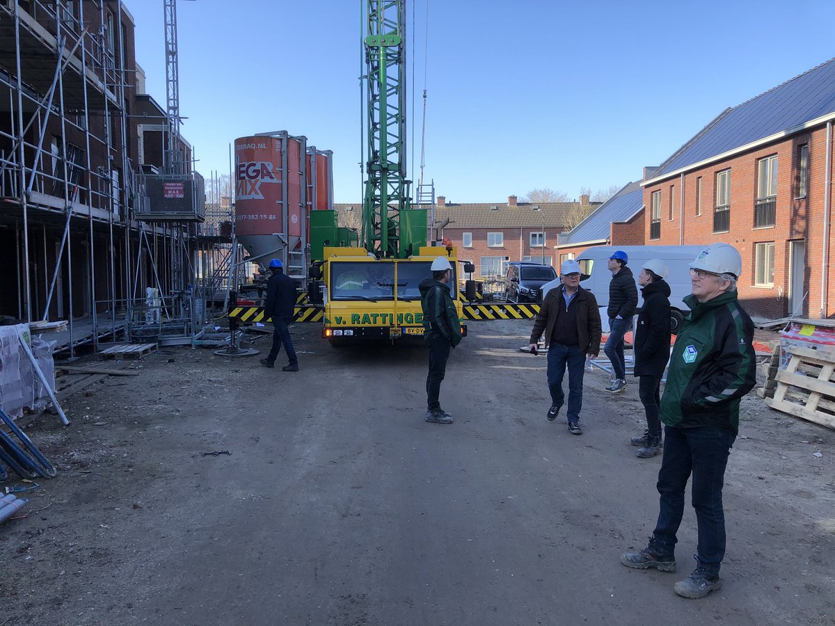Nu de steigers bijna weg zijn rondgang met de ontwerpende partijen gemaakt. 50 woningen en appartementen Maria Aertshof te Gemert. Trots op het resultaat en iedereen bedankt voor de fijne samenwerking. <a href="/bolwerkweekers/">bolwerkweekers</a> Rob van Leuven <a href="/BouwmijJanssen/">Bouwmij Janssen</a> <a href="/goedwonengemert/">Goed Wonen Gemert</a>