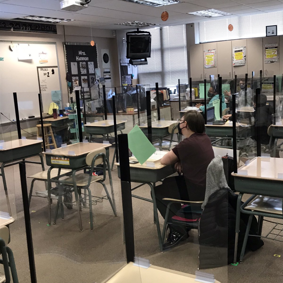 rollingridgehc's tweet photo. Sixth grade at The Ridge discovers a multiuse for plexisheilds with static electricity!!! https://t.co/owzhQIMF7p
