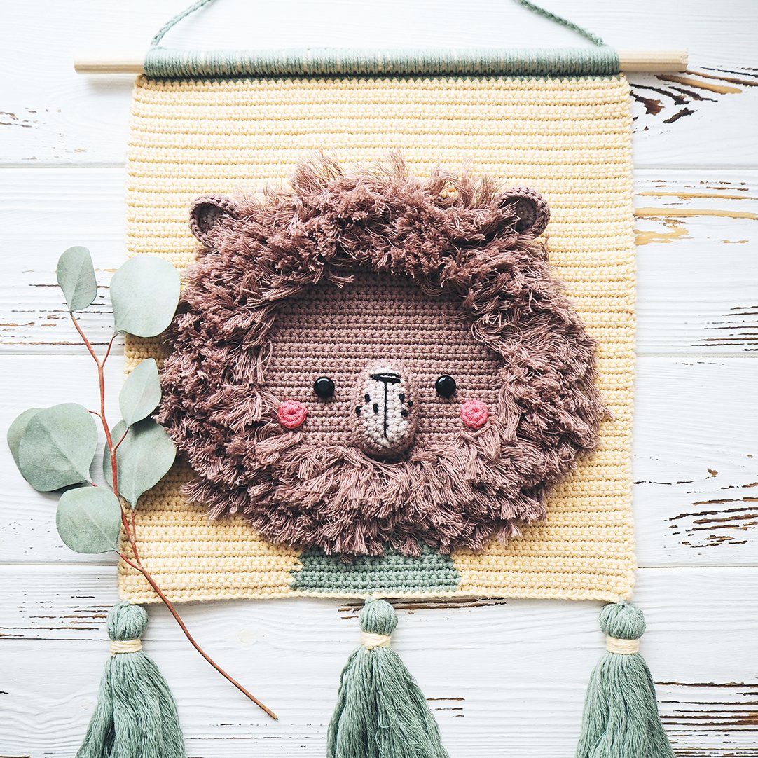 Mollie_Magazine's tweet photo. Adorable lion alert 🦁Sasha Koffer’s #crochet lion wall hanging tutorial is in issue 127 of Mollie and you NEED to make it 😍https://t.co/AMDOAGWd0X https://t.co/tHBB2Fanjh