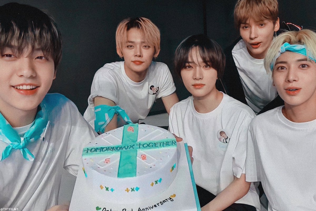 hosung_girl's tweet photo. Happy anniversary my babes! Im proud of you ✨#TOMORROW_X_TOGETHER #2YEARSWITHTXT https://t.co/ysqGS6lX5p