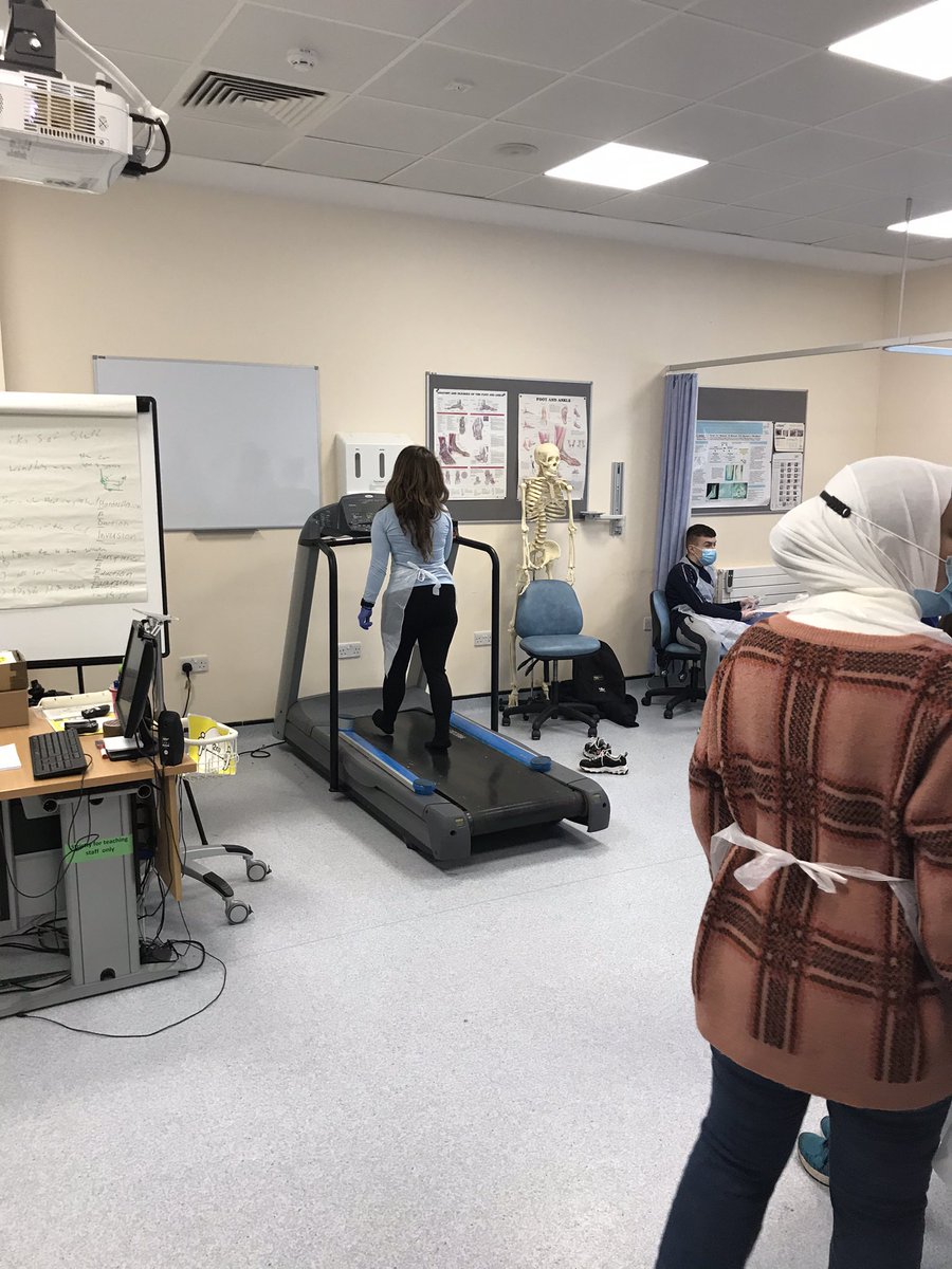 AWalshPodMed's tweet photo. Our 1st years getting to grips with gait analysis 🧐😁 https://t.co/qKSBBgEuky