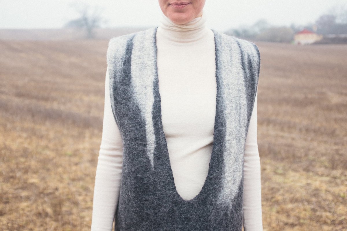 alla_studios's tweet photo. Integral Vest hand-sculpted in Merino &amp; Gotland wool is part of ‘Odsherred klær sig og Odsherred klær dig' exhibition

Model Marie Louise Andersson
More info 
https://t.co/TAmw1PLfws
https://t.co/3OeZ9g0KfJ 

#sustainabledesign
#designart
#danishdesign 
#alla_studios https://t.co/HBqoW8d9kV