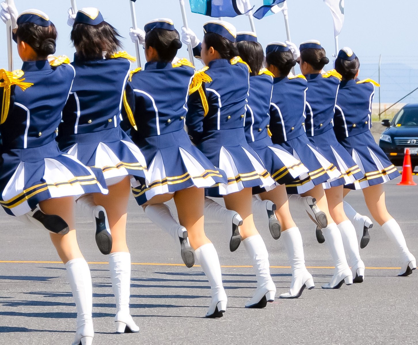 カラーガード ストレッチタイプのパレードブーツがあまり見掛けられなくなる中、自衛隊のカラーガードチームはどの写真も私の好きなストレッチタイプを着用していて素晴らしいですね。  特にこちらの画像はなかなか目にできないパレードブーツの靴 ...