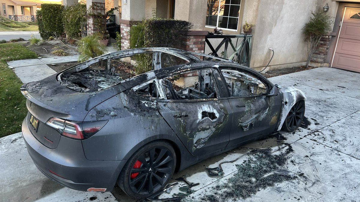 cyberjatt's tweet image. 58 days and still no answer. I have had enough, i STILL believe Tesla makes great cars but their customer service is truly horrendous. Fifty-eight days since my car caught fire sitting in the drive, and Tesla doesn’t seem to care at all. ANSWER ME!! @Tesla @elonmusk