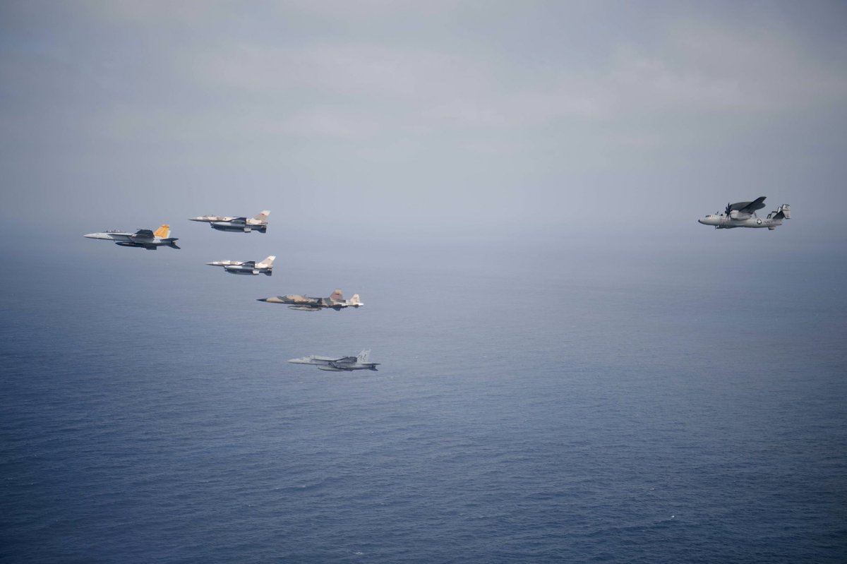 #RMAF #Partnership #USNavy #CVW3 #CVN69 #LightningHandShake2021
الطيران المقاتل المغربي الى جانب سرب من مقاتلات البحرية الملكية ضمن مناورات جو-بحرية ضخمة تخليذا ل200 سنة من العلاقات المغربية الأمريكية.