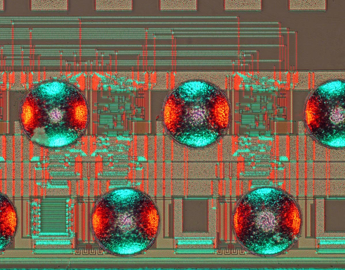 Siliconinsid's tweet image. Experimenting with Rheinberg illumination: Using coloured light at different angles to reveal the orientation of structures on silicon chips. I think I need to explore this further with a better LED rig, what do you think of the results?