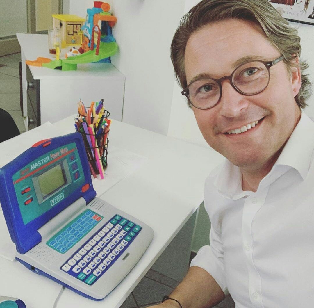 Saphirwolf's tweet photo. +++ EXKLUSIV +++
Erste Einblicke in das Büro der #TaskforceTestlogistik

#Scheuer https://t.co/1fOHrPopeY