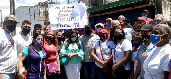 CultivaNoticias's tweet photo. #Linarenses organizados conjuntamente con su Alcalde @Zamora_PSUV_ exigen la intervención de los órganos competentes ante atropello y alzas especulativas de las tarifas de @NetUnoOficial! @LinaresPotenci1 @R_MarcoTorres https://t.co/vkvw85UzKO