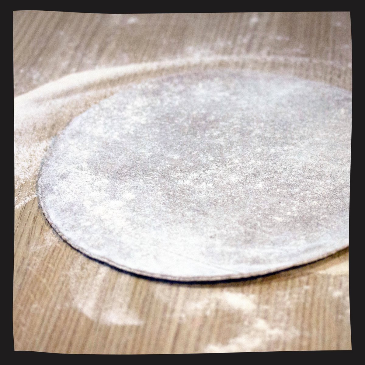 byebyeblat's tweet photo. Anem afegint nous productes a la nostra botiga online! Ara és el torn de les bases de pizza! Amb farina ecològica de fajol, primetes i amb un toc cruixent post cocció que fa caure de cul...🤤🍕

Envasades en paquets de dues unitats i preparades per col.locar-hi el que vulgueu 😜 https://t.co/7xNoWYKkbN