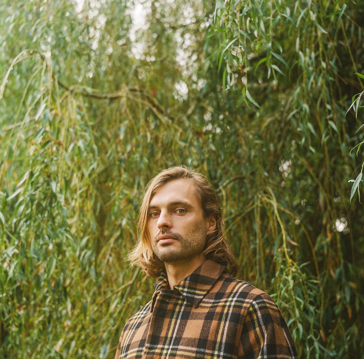 Il y a plusieurs mois, nous avons été rendre visite à @francoisatlas avec Victoria Rastello, pour réaliser quelques images pendant sa résidence à la MABA.
Il pleuvait sous les saules pleureurs mais c'était bien.