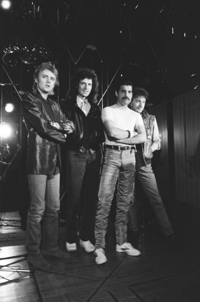 anarb____'s tweet photo. •🖤•👑•🖤 We are the champions, my friends
And we'll keep on fighting till the end
🖤•👑•🖤•
#50YearsOfQueen https://t.co/chSj1hqVKm