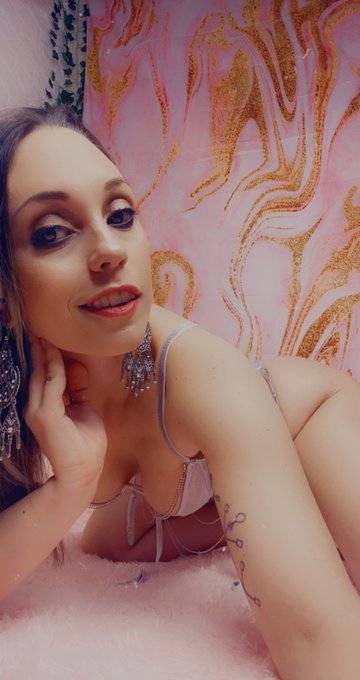 Streaming tonight at 5pm PST https://t.co/SYfZYHJZss 💜 https://t.co/QHmyUeqv98<a href="/tag/mvsales"class="tags"><span>#mvsales</span></a>