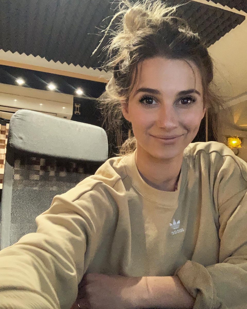 MariePlassard_'s tweet image. Des cernes et du studio