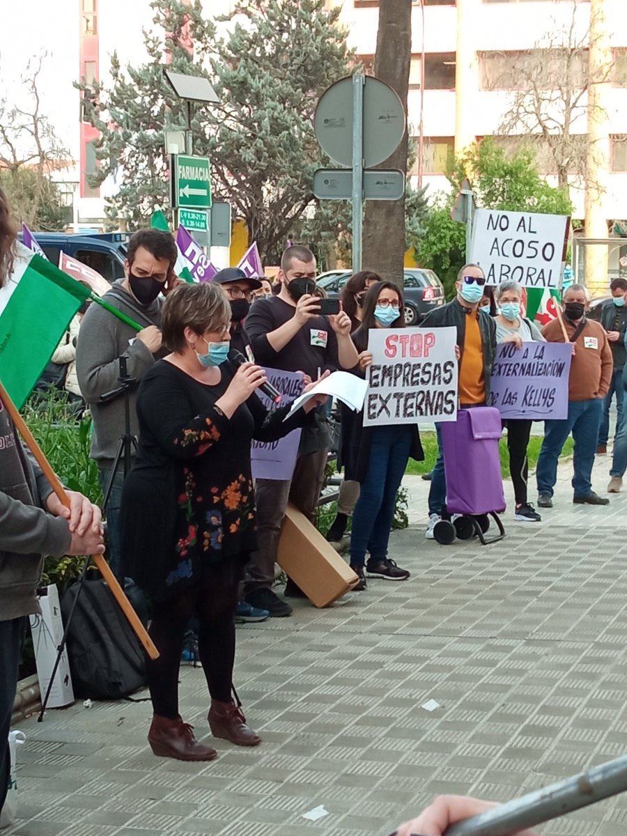 andalusiaRe's tweet photo. Las kellys de Sevilla, se concentraron ayer junto a sindicatos colectivos y organizaciones políticas en protesta por una compañera despedida https://t.co/atku6PPR2y @Kellysunionsev1 @ccoosevilla @SATSevilla @AcampaSevilla @DeActivistas @UnionDeLuchas @KellysUnionGR @kellysHuelva https://t.co/kq95dGDt87