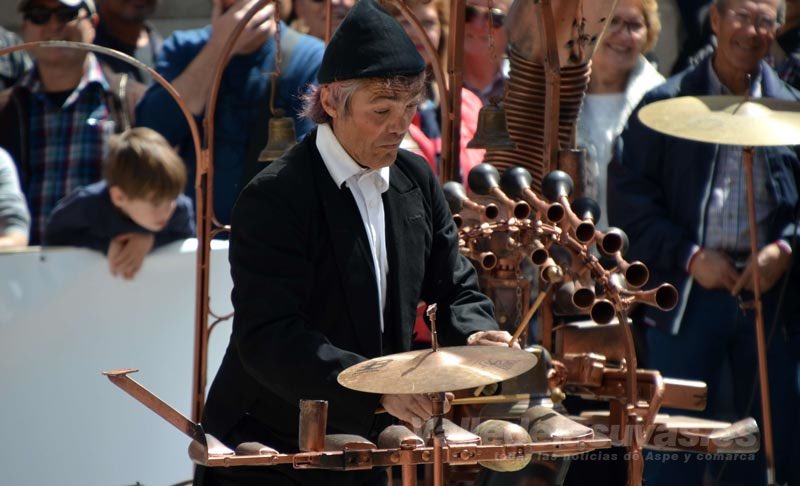 💥¡Buenas noches familia!💥 
Continuamos recordando ediciones anteriores de nuestro queridísimo festival.
Hoy toca ARTenBITRIR 2019, año en el que el festival nos hizo reflexionar sobre un tema tan importante como el reciclaje.
#artenbitrir2019 #reciclarte