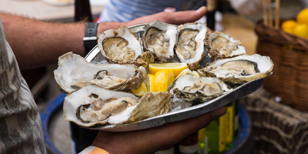 TinTopRest's tweet photo. A Diner's Guide to Eating Oysters https://t.co/8mycgWrVUO https://t.co/5k98kTPnWQ