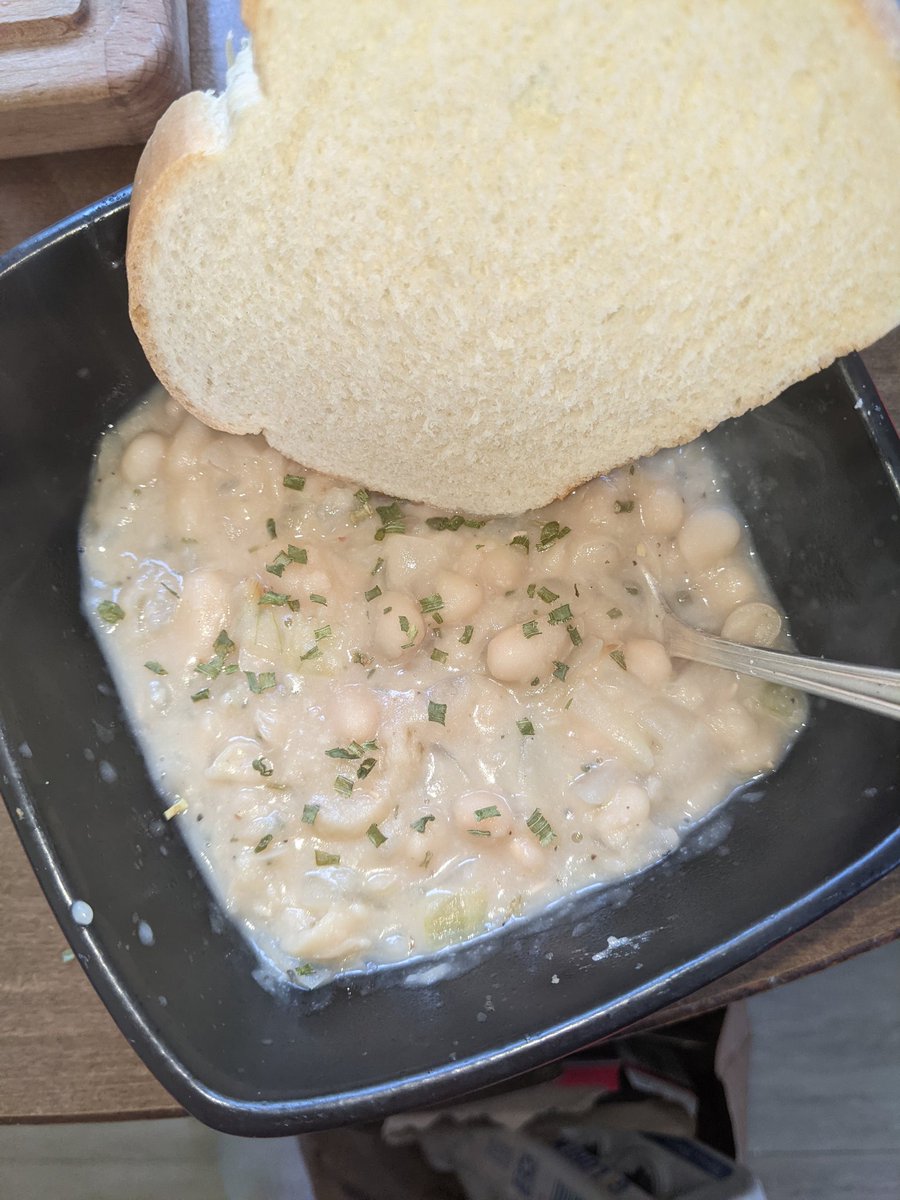cawerner_'s tweet photo. Tried my hand at the bean soup recipe shared by @DrJDAtkinson (minus the herb oil because I'm not a fan of basil), and I can confirm it is delicious! Super easy to make aswell, definitely will be making it again soon. #nomeatweek #365challenge https://t.co/pnQa6sZONx