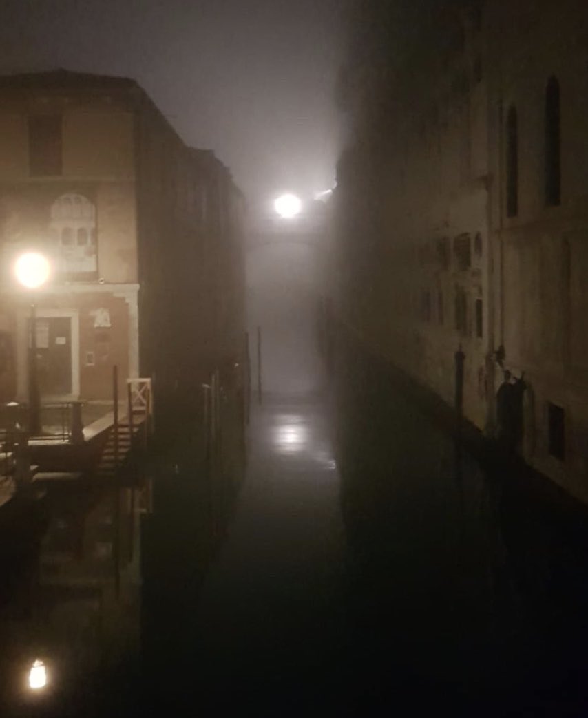 In the thick fog: looking for the Bridge of Sighs between the Ducal Palace and the prisons of Venice.