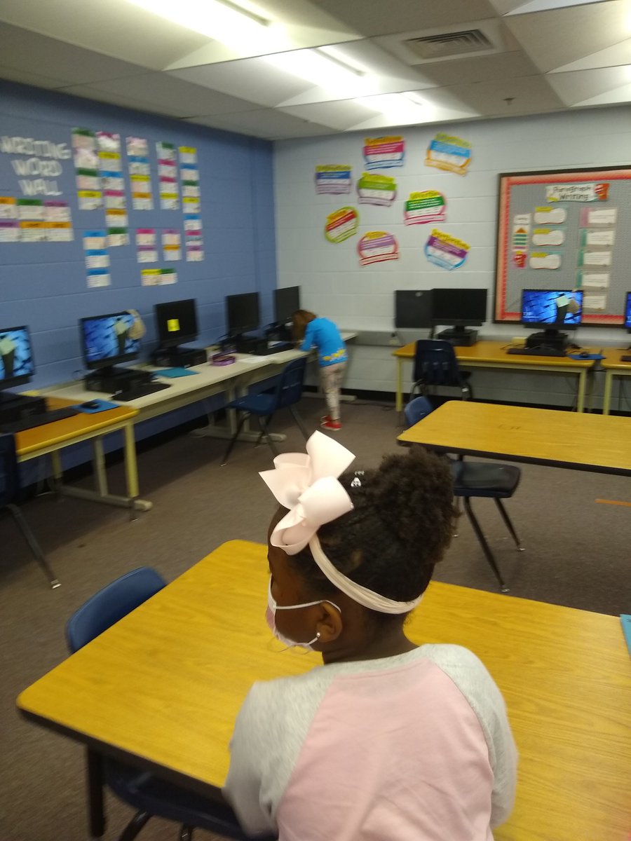 allisontmonroe's tweet photo. So fun labeling our class. Kindergarten ROCKETS write all the words @VaughanRockets #rocketswrite https://t.co/YB9QXx2pUU