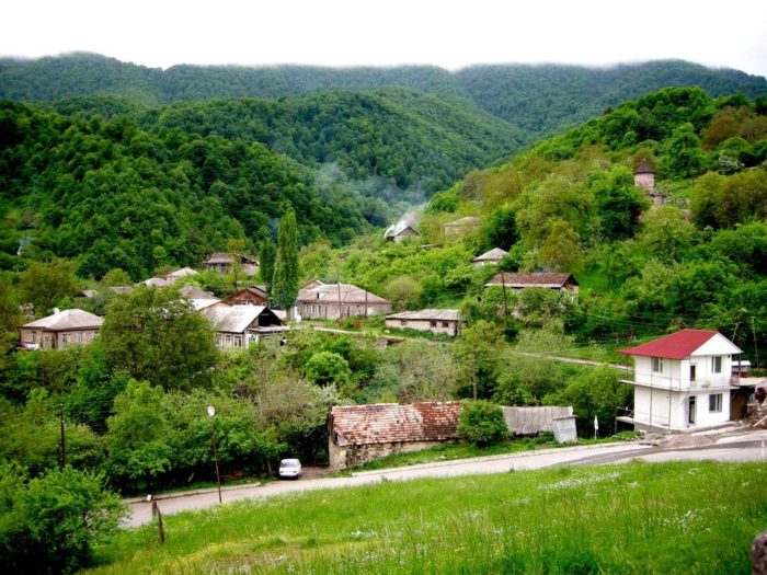 TurizmblogR's tweet photo. В Армении нет моря, поэтому курорты в основном минеральные и бальнеологические. Отдых в таких местах полезен для здоровья, минеральная вода и горячие источники лечат множество заболеваний.

https://t.co/inrmVfqO1K https://t.co/z2iF2I8lDX
