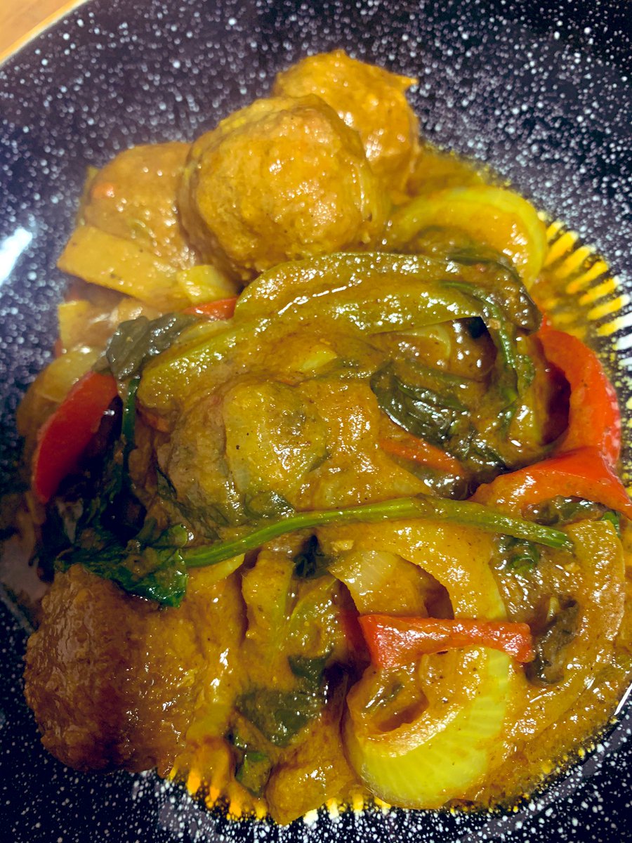 Meatball bhoona ...... never before had curries meatballs but it’s going back on the menu !!! #foodphotography #ketodiet #loadedwithveg #comfortfood #nowhitecarbs #burstingwithflavour