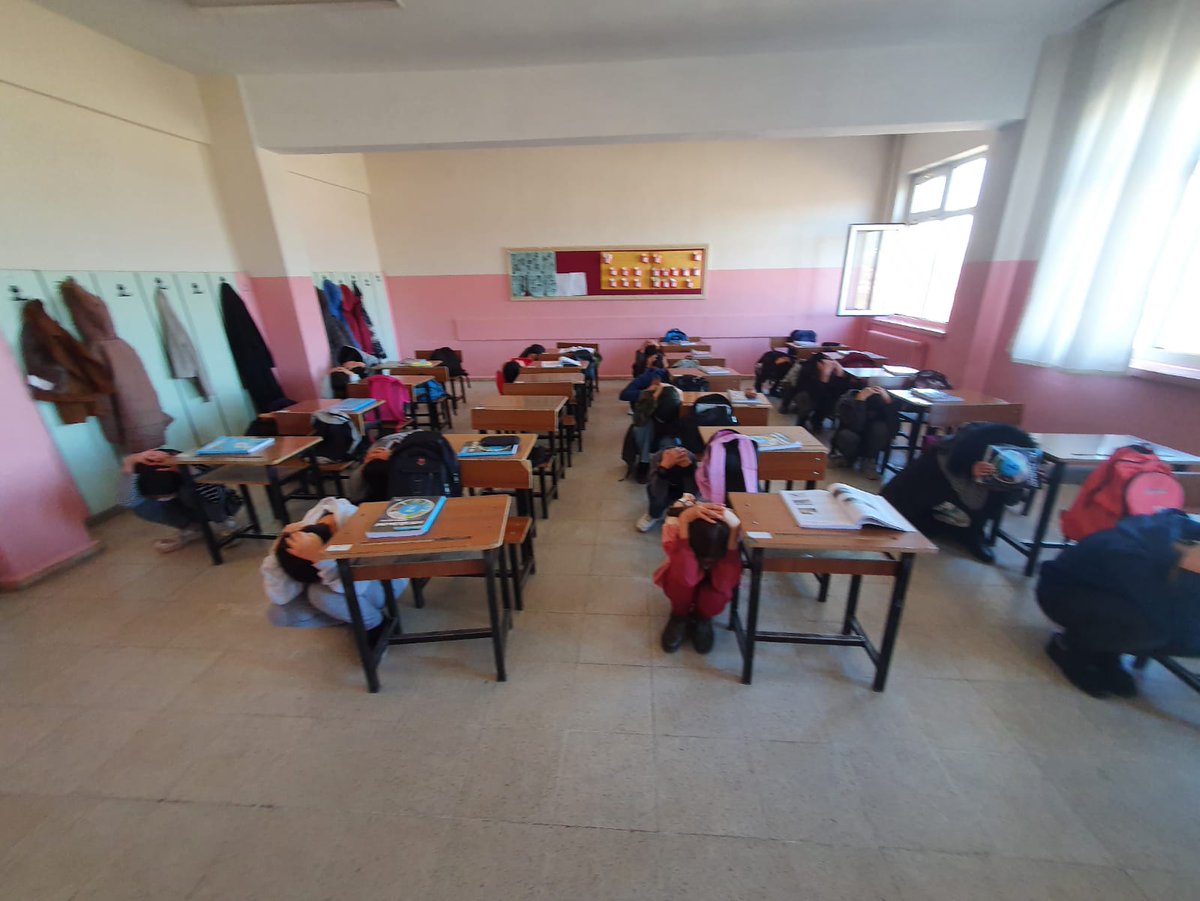 ImkbSar's tweet photo. 1-7 Mart Deprem Haftası kapsamında okulumuzda deprem tatbikatı gerçekleştirildi @bingolmem https://t.co/rR5dhBxiB0