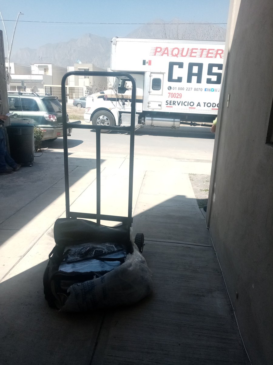 Lobatomusic's tweet photo. Vaya servicio pésimo de @tcastores que me entregaron mi paqueteria abierta y se robaron cosas, por supuesto solo se hacen weyes y nadie da solución https://t.co/FDS0Og0Jp5