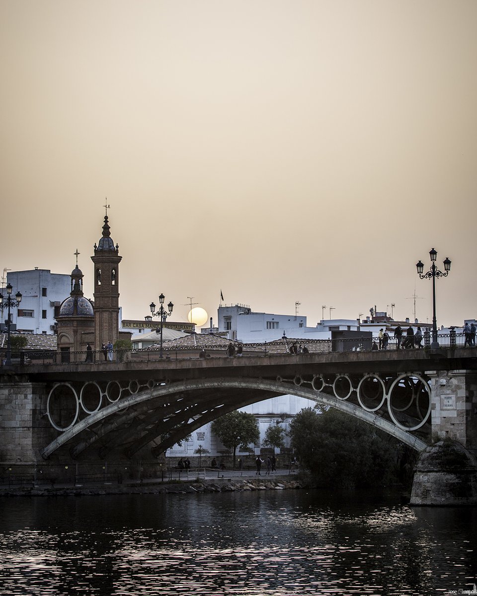 JoseCampanaF's tweet photo. Así atardecía en Sevilla. 

#SueñaSevilla #SevillaHoy https://t.co/yzAgNBMKkj