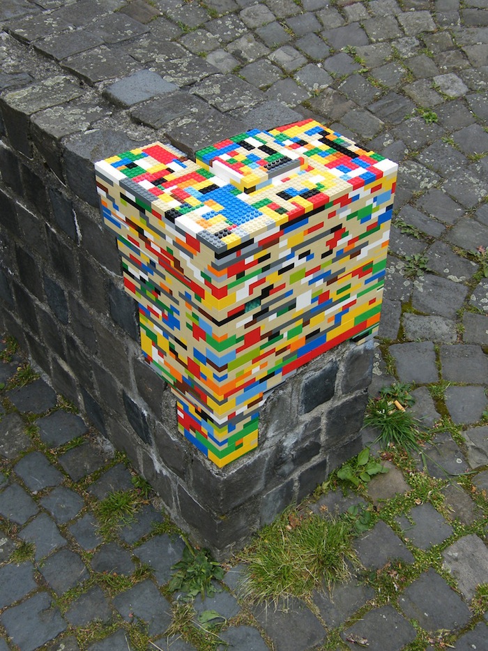 StreetArtUtopia's tweet photo. Lego – Let’s color the world! https://t.co/jEXgBtEPCE via @StreetArtUtopia #streetart #streetartutopia #lego #Dispatchwork https://t.co/O37NjBfolq
