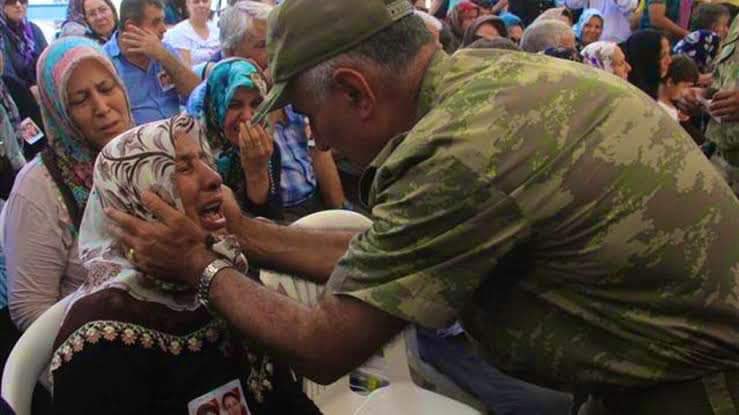 yenisafakwriter's tweet photo. Askerî helikopterimiz düştü, 11 Mehmetçik, komutanlarıyla birlikte şehit düştü. Allah rahmet eylesin.
*
Elazığ 8. Kolordu Komutanı Korgeneral Osman Erbaş'ın da şehit olması ülkeyi yasa boğdu.
*
Televizyonların ruhsuz yayınlarına devam etmeleri ürpertici!
Asalak bunlar!
#Bitlis https://t.co/1lYU60addy