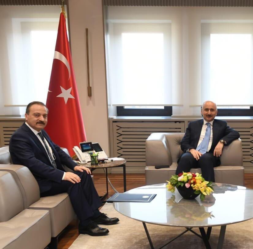 Bugün, TCDD başta olmak üzere işkolumuzda yer alan kurumlarda yaşanan sorunları görüşmek üzere Ulaştırma ve Altyapı Bakanı Sayın Adil KARAİSMAİLOĞLU’nu ziyaret ettim
Sayın Bakanımıza çözüme   yönelik gösterdiği samimi yaklaşım için teşekkür ediyor, başarılı çalışmalar diliyorum