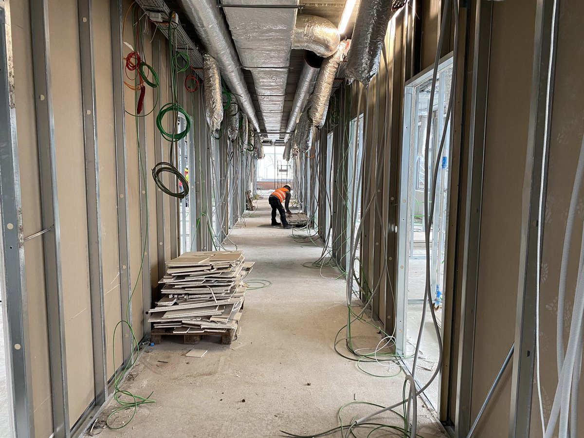 De buitenaanleg is begonnen en ook binnen krijgt het steeds meer vorm #STEM #Brugge
