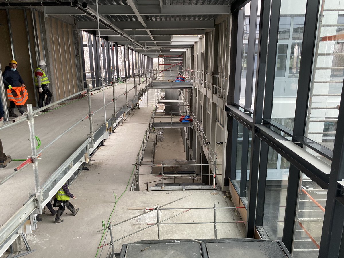 vtibrugge's tweet photo. De buitenaanleg is begonnen en ook binnen krijgt het steeds meer vorm #STEM #Brugge https://t.co/auaJRNcIcJ