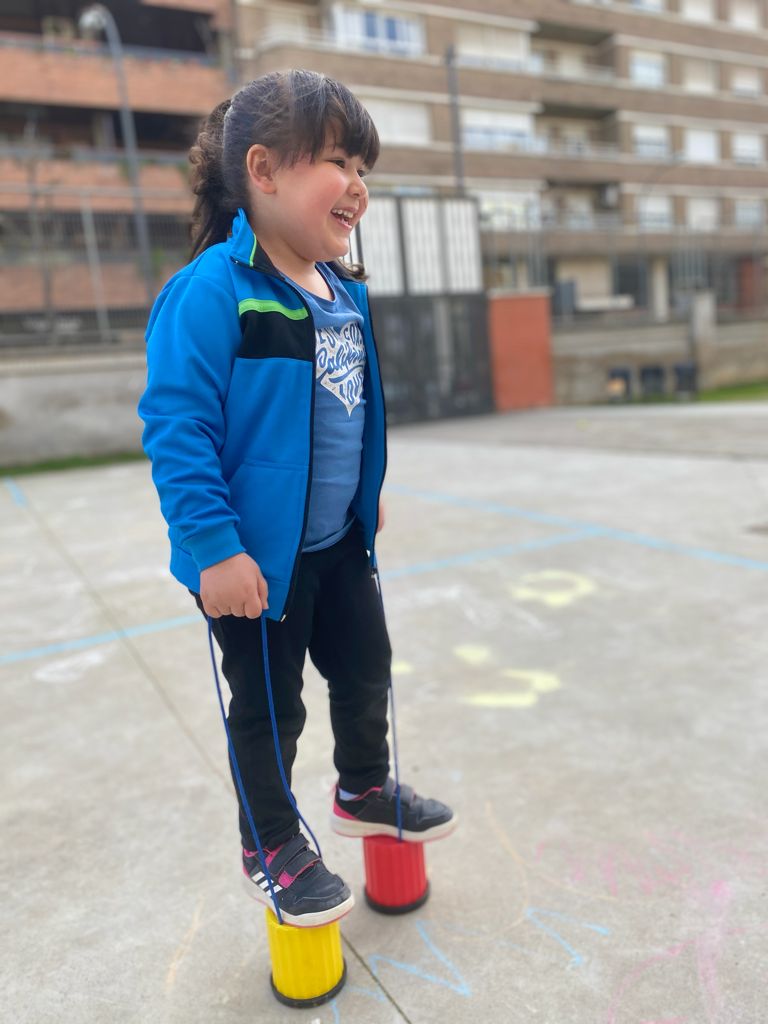 FedacLleida's tweet photo. NFANTIL: Els nens i nenes d’I4 han aprofitat el bon temps d’aquests dies per sortir a fer Let’s keep fit al pati. El #joccooperatiu, la #descoberta d'un mateix i dels altres amb un somriure.
#infantil #educació #complementàries #english #idiomes+ #SOMescolaenanglès https://t.co/zscqpxcHjK
