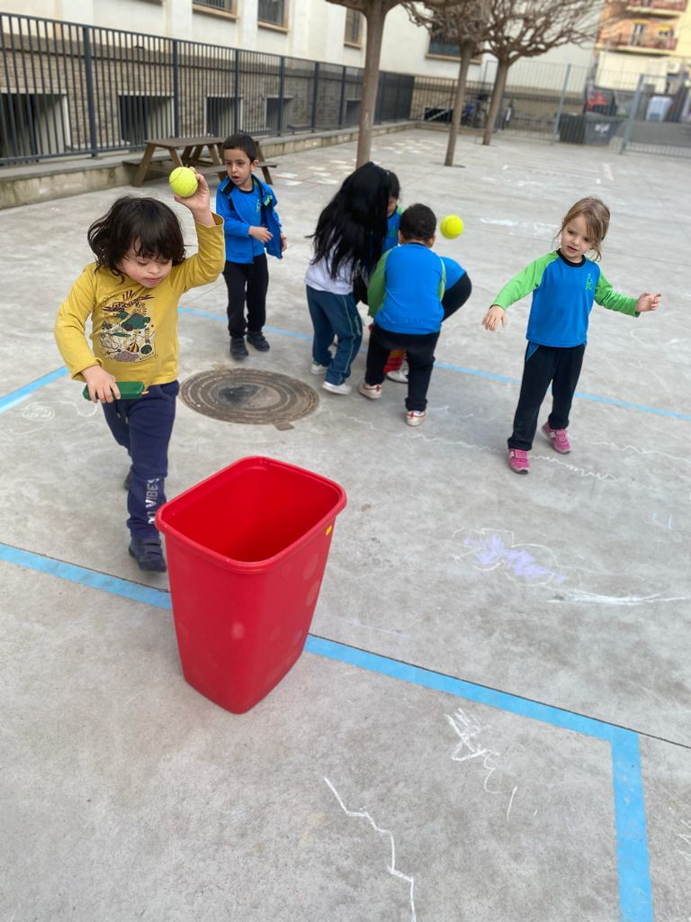 FedacLleida's tweet photo. NFANTIL: Els nens i nenes d’I4 han aprofitat el bon temps d’aquests dies per sortir a fer Let’s keep fit al pati. El #joccooperatiu, la #descoberta d'un mateix i dels altres amb un somriure.
#infantil #educació #complementàries #english #idiomes+ #SOMescolaenanglès https://t.co/zscqpxcHjK