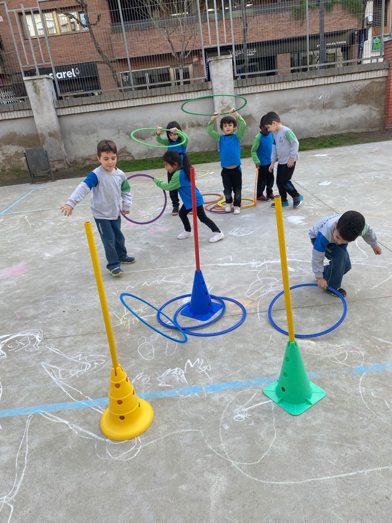 FedacLleida's tweet photo. NFANTIL: Els nens i nenes d’I4 han aprofitat el bon temps d’aquests dies per sortir a fer Let’s keep fit al pati. El #joccooperatiu, la #descoberta d'un mateix i dels altres amb un somriure.
#infantil #educació #complementàries #english #idiomes+ #SOMescolaenanglès https://t.co/zscqpxcHjK
