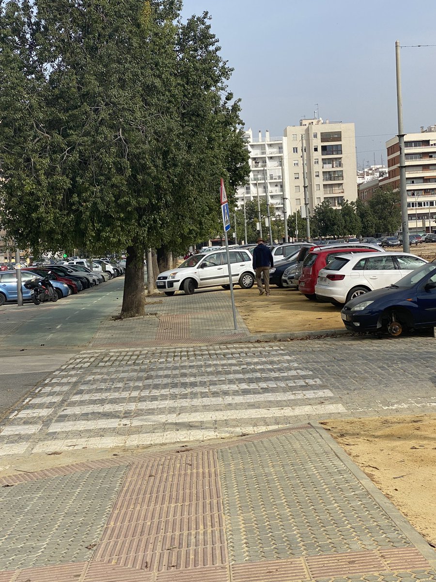 Tablada_es's tweet photo. Para cuando acabar los coles por encima de las aceras en la feria, pasear imposible sin que te piten o casi te atropellen @PoliciaSevilla @Ayto_Sevilla https://t.co/dNT9bYz0g5