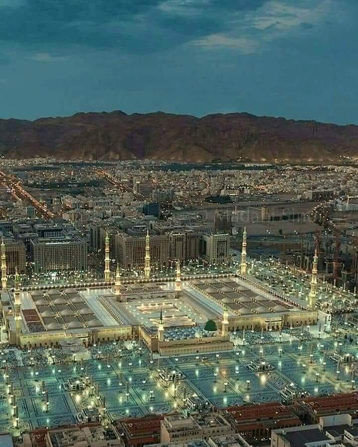 اللَّهُمَّ صَلِ عَلَى مُحَمَّدٍ وَعَلَى آلِ مُحَمَّدٍ
كَمَا صَلَّيْتَ عَلَى إِبْرَاهِيمَ وَعَلَى آلِ إِبْرَاهِيمَ
إِنَّكَ حَمِيدٌ مَجِيدٌ
اللَّهُمَّ بَارِكْ عَلَى مُحَمَّدٍ وَعَلَى آلِ مُحَمَّدٍ
كَمَا بَارَكْتَ عَلَى إِبْرَاهِيمَ وَعَلَى آلِ إِبْرَاهِيمَ
إِنَّكَ حَمِيدٌ مَجِيدٌ