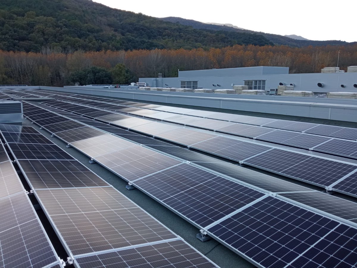 csolar_es's tweet photo. Suministramos nuestro sistema #fotovoltaico autoportante #CSwind-EO un sistema estructural ligero y fácil de montar. Transmite muy poca carga a la cubierta. #EnergiasRenovables https://t.co/rDGFncztJi