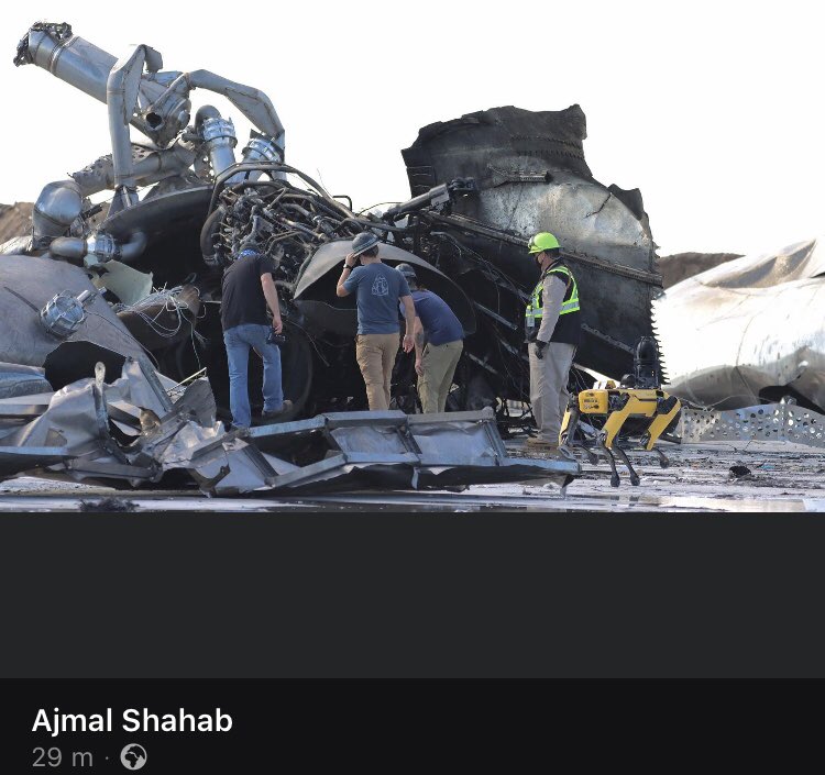 RIT_Photography's tweet photo. @Erdayastronaut have you seen this little cheeky chappy that @elonmusk and @SpaceX have looking over the wreckage? Not my pics, original author in pics.
Amazing coverage as always btw! 👌❤️🚀🚀🚀

https://t.co/fkrNzz7M2B https://t.co/12Lyni8XLi
