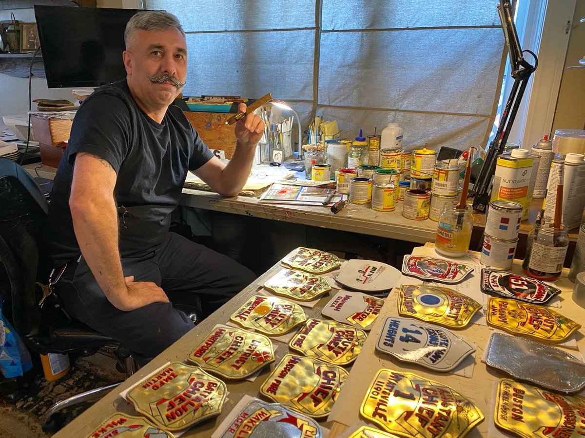 BillyGoldfeder's tweet photo. Massachusetts artist paints helmet shields for Firefighter across country https://t.co/xzhvnFTnNi #helmetshield #firefighters #firehelmet #firefighter #frontpiece #goldleaf #FIRE #fireofficer #firechief #bobstella https://t.co/LzEu0jQK1N
