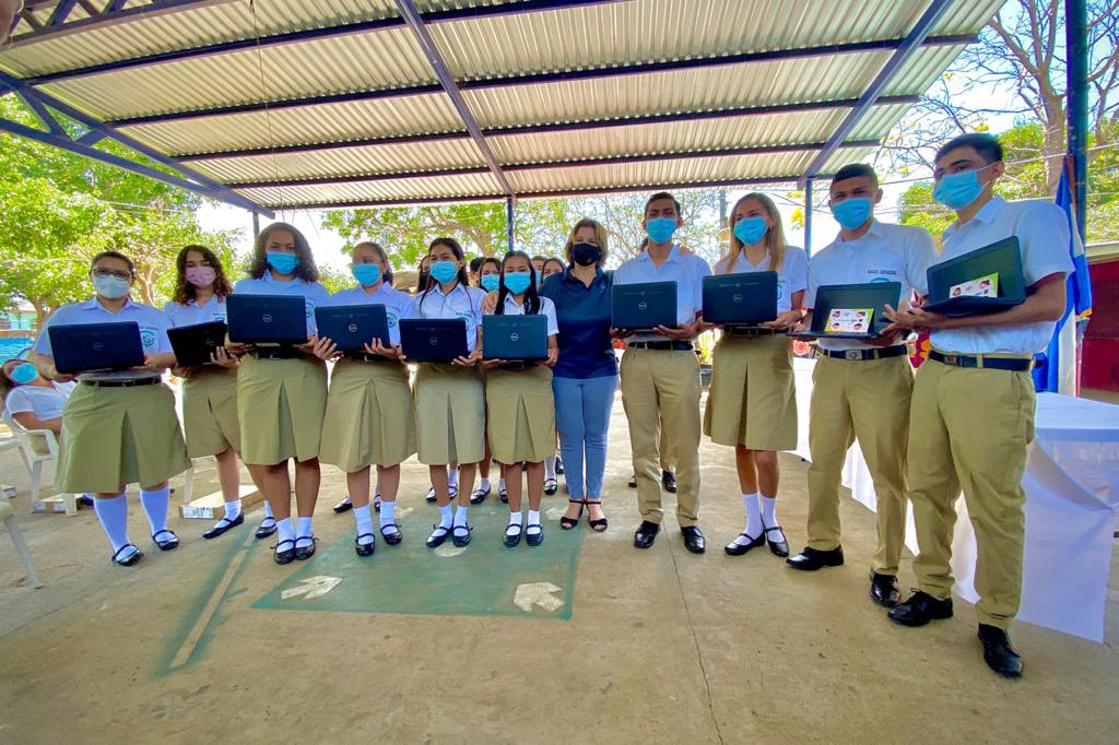Gobierno_SV's tweet photo. Nos convertiremos en el primer país de la región en brindarle al 100% de nuestros estudiantes una computadora propia, de calidad con internet gratis y herramientas que desarrollen su potencial académico desde casa. #EnlacesConLaEducación https://t.co/AMqRBhBww2