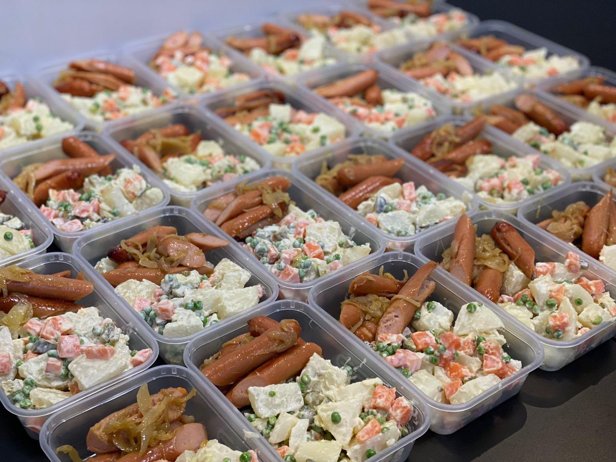 Another solid joint effort from <a href="/LittleWindowAlt/">Little Window</a> and <a href="/Honest_Crust/">HCSourdoughPizza</a> 

Trout with broccoli, cannellini beans and lemon roast potatoes as well as IKEA frankfurters with sweet onion and Russian potato salad 🧡