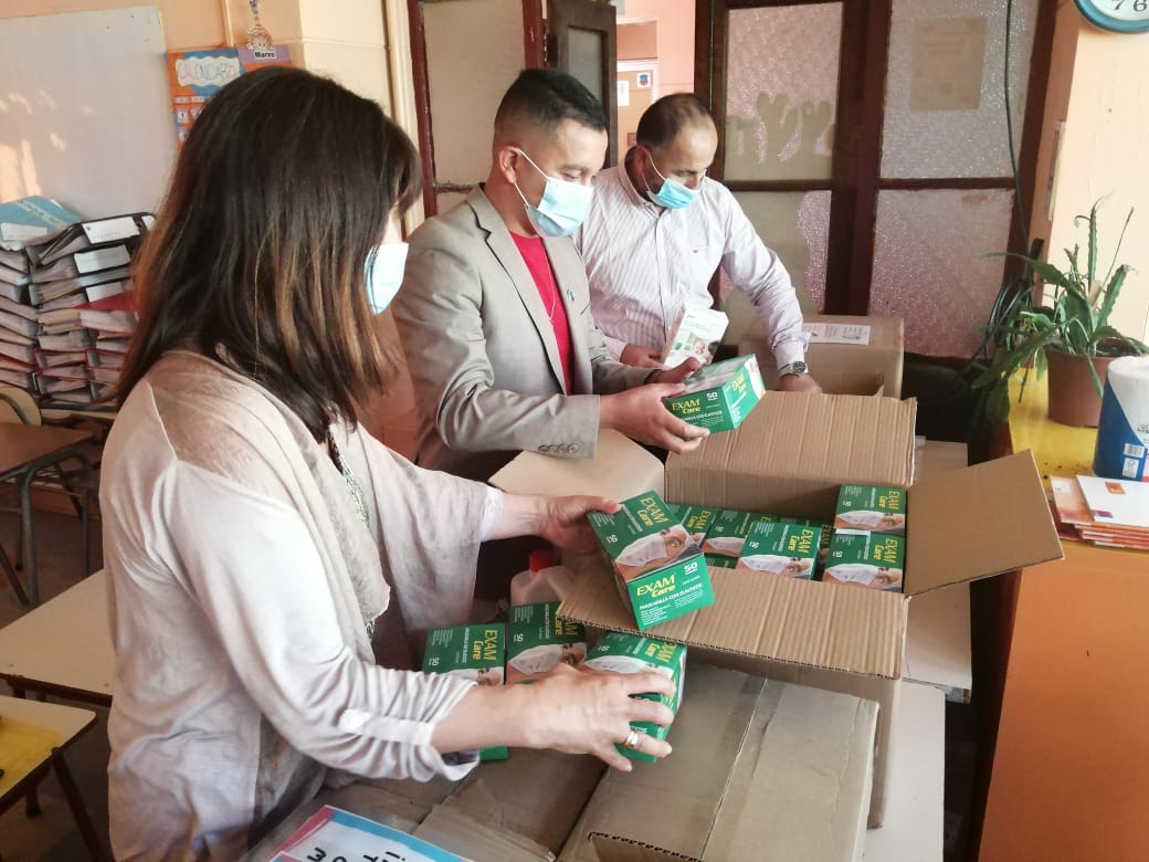 edu_llanquihue's tweet photo. Durante estos días estamos entregando materiales e insumos en Escuelas, Liceos y Jardines Infantiles para dar seguridad a nuestras comunidades educativas. Nuestra Directora estuvo en la Escuela Básica de Fresia monitoreando el proceso🧴🧼 https://t.co/64ayLsqOXy