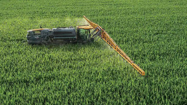 EvanHansmeier's tweet photo. Some big announcements this week for the John Deere Application Portfolio: John Deere 400 &amp; 600 Series Sprayers, See &amp; Spray Select TM, Updated Cabs, Pressure Recirculation, Integrated Receivers, and all new Hagie STS Sprayers. https://t.co/dZDS0QBDGl